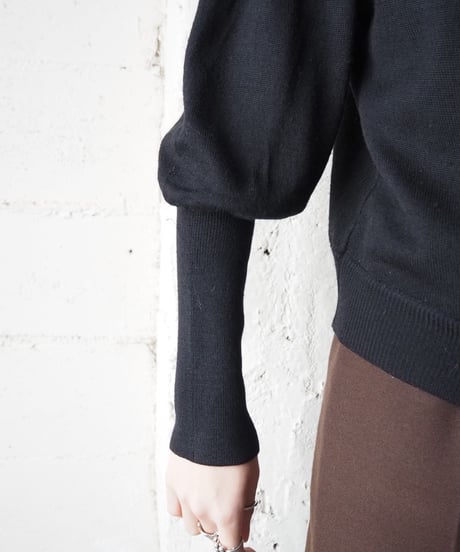 Diagonal Button Puff Sleeve Knit BK