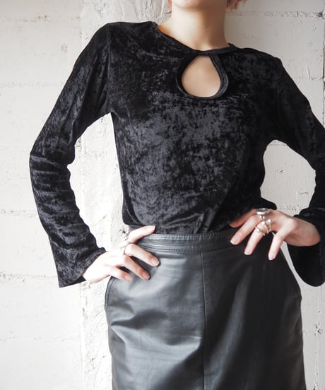 Velour Peekaboo Flare Sleeve Cutsewn BK