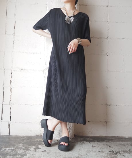 Short Sleeve Pleated Dress BK