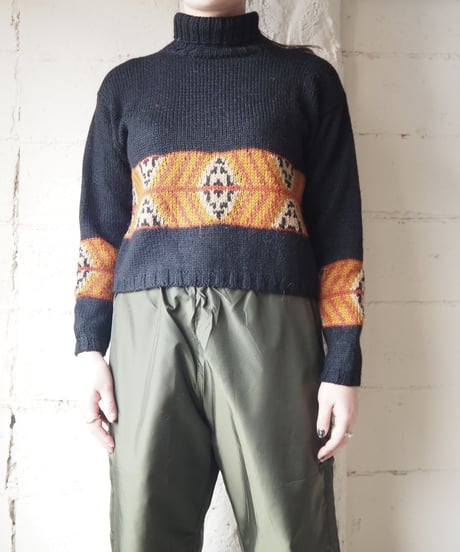 Pattern Line Turtle Neck Sweater BKOR