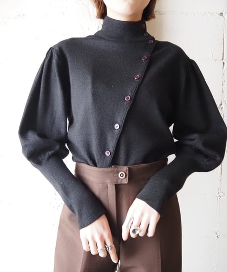 Diagonal Button Puff Sleeve Knit BK