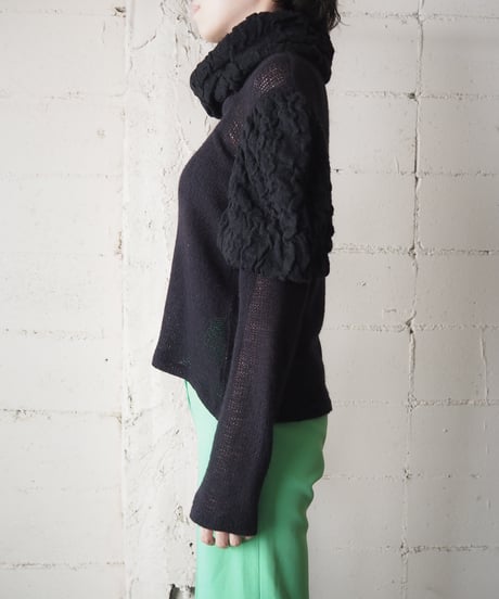 Volume Neck Design Knit BK