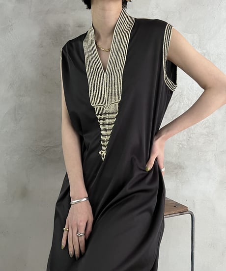 Embroidery Side Slit No Sleeve Dress BKGO