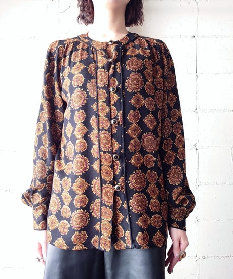 Emblem Pattern Collarless Blouse BKBR