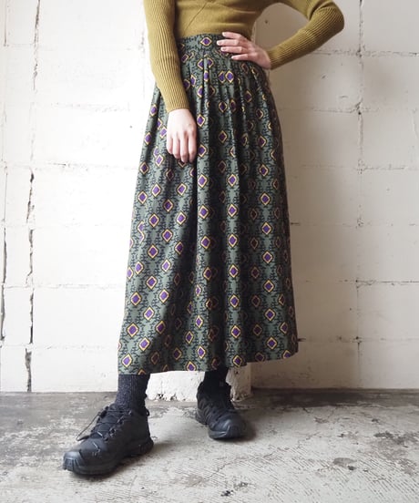 Small Pattern Tuck Skirt