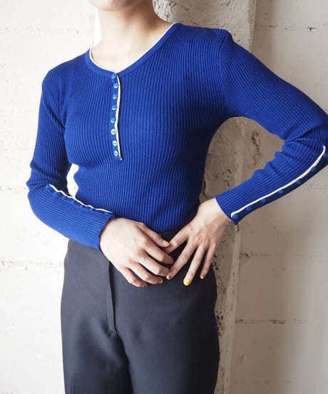 Many Button Line Knit  BL