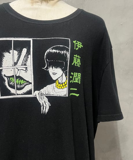 伊藤潤二 "隣の窓" Print Tee BK