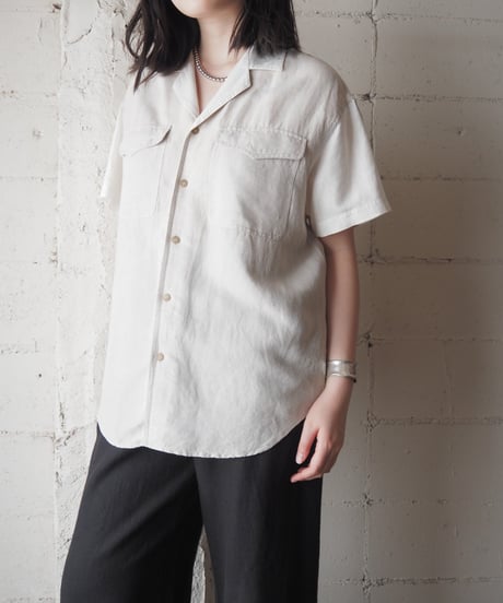 Liz wear Bicolor Linen Open Collar Shirt BE WH