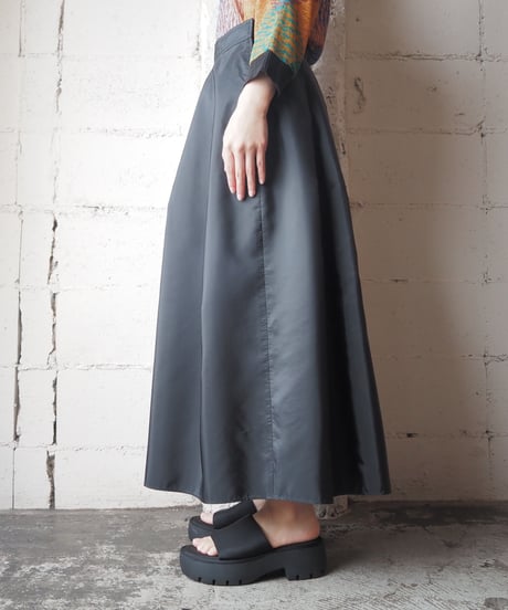 Volume Tuck Flared Skirt BK