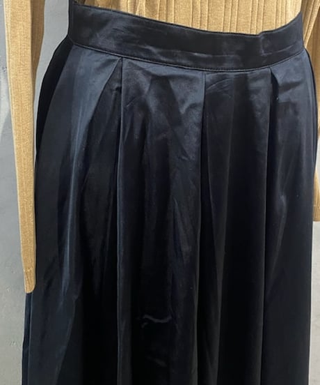 Satin Volume Tuck Flare Skirt BK
