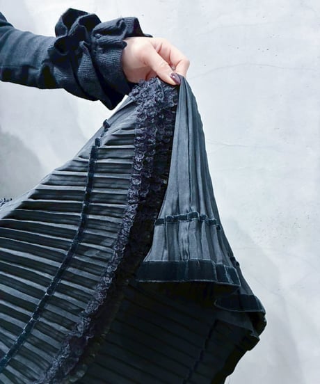 Tiered Lace Trim Pleated Skirt BK