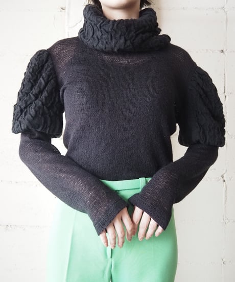 Volume Neck Design Knit BK