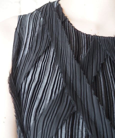 Pleated Sleeveless Blouse BK