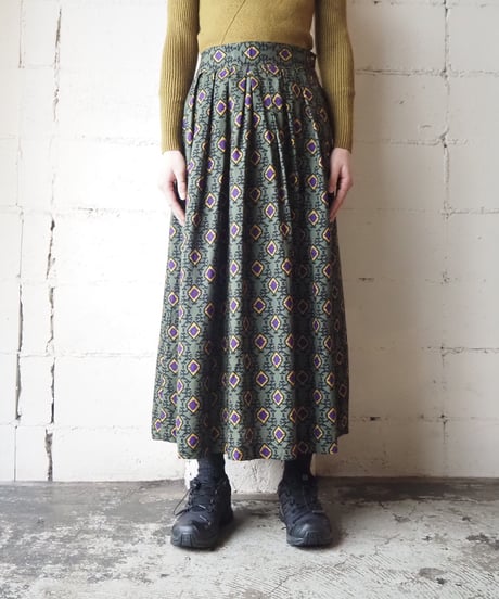 Small Pattern Tuck Skirt