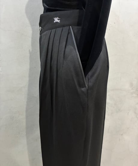 Burberrys Two Tuck Pants BK