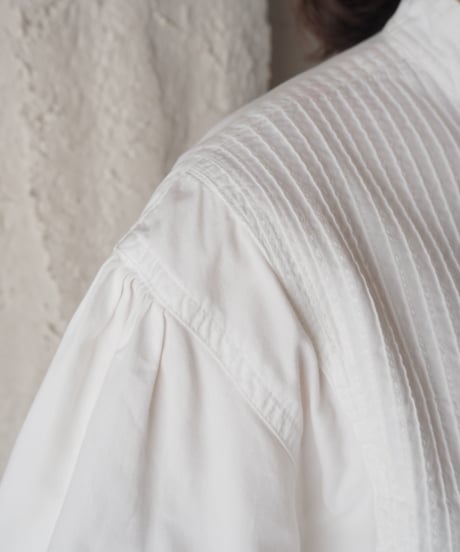 Pintuck  Stand Collar Shirt WH