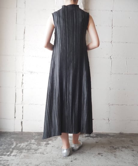 Sleeveless Pleated Flare Dress BK