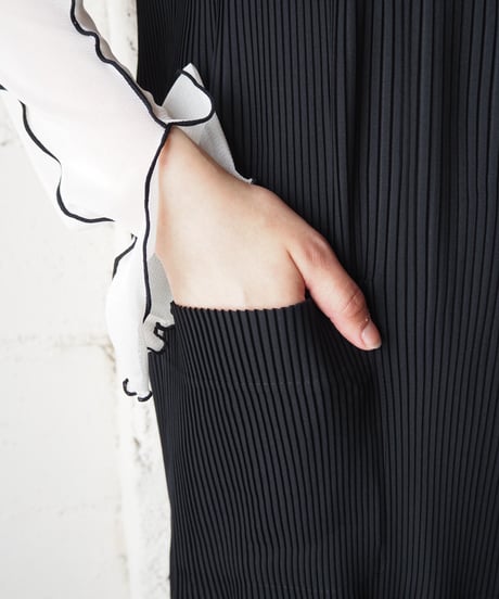 im Product Pleat Apron BK