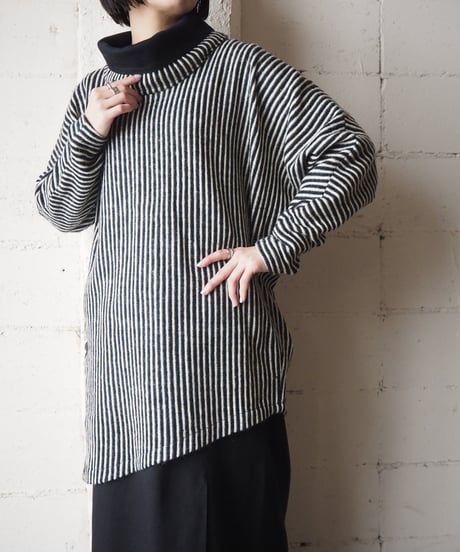 Asymmetry Stripe Turtle Knit BKWH