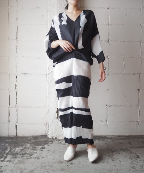 Bicolor Pattern Pleated Dress BKWH
