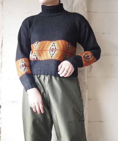Pattern Line Turtle Neck Sweater BKOR