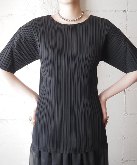S/S Collarless Pleated Tops BK