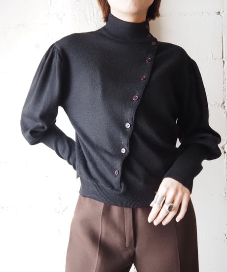 Diagonal Button Puff Sleeve Knit BK