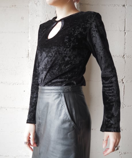 Velour Peekaboo Flare Sleeve Cutsewn BK