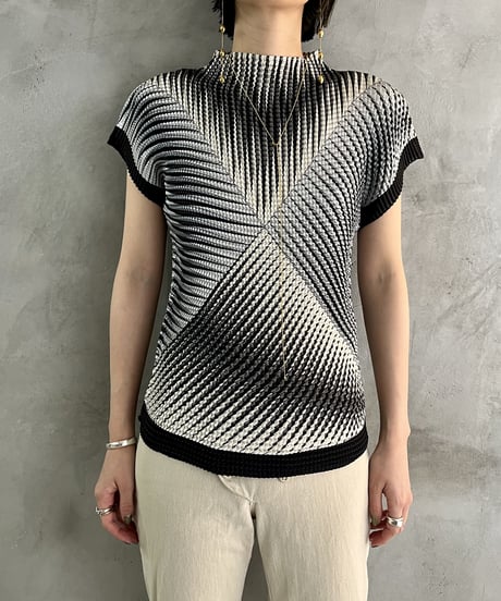 Geometric Pattern Pleated Short Sleeve Blouse BLBL