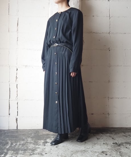 Collarless Pleated Dress BK