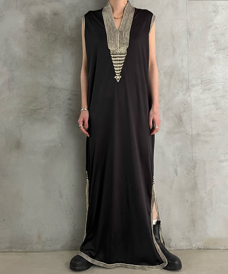 Embroidery Side Slit No Sleeve Dress BKGO