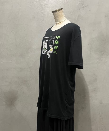 伊藤潤二 "隣の窓" Print Tee BK