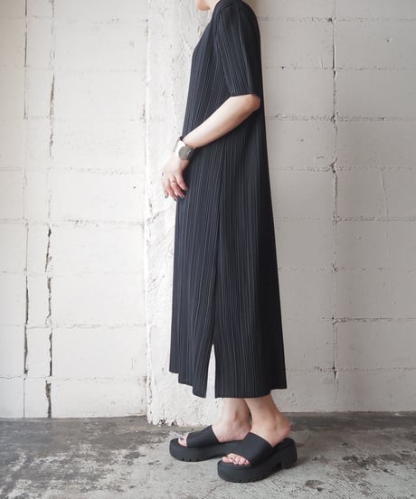 Short Sleeve Pleated Dress BK