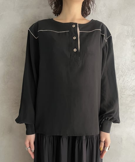 Boat Henry Neck Blouse BKBE