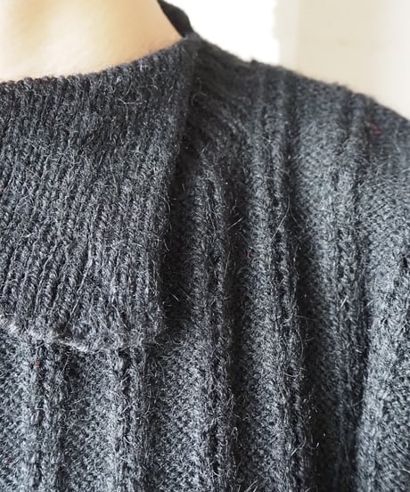 Design Neck Volume Sleeve Knit BK