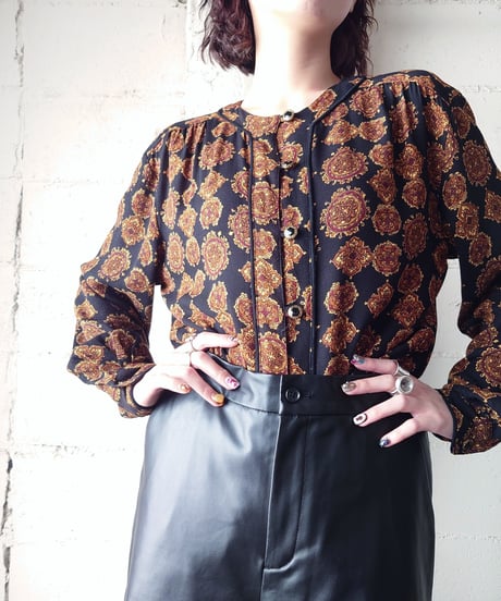 Emblem Pattern Collarless Blouse BKBR