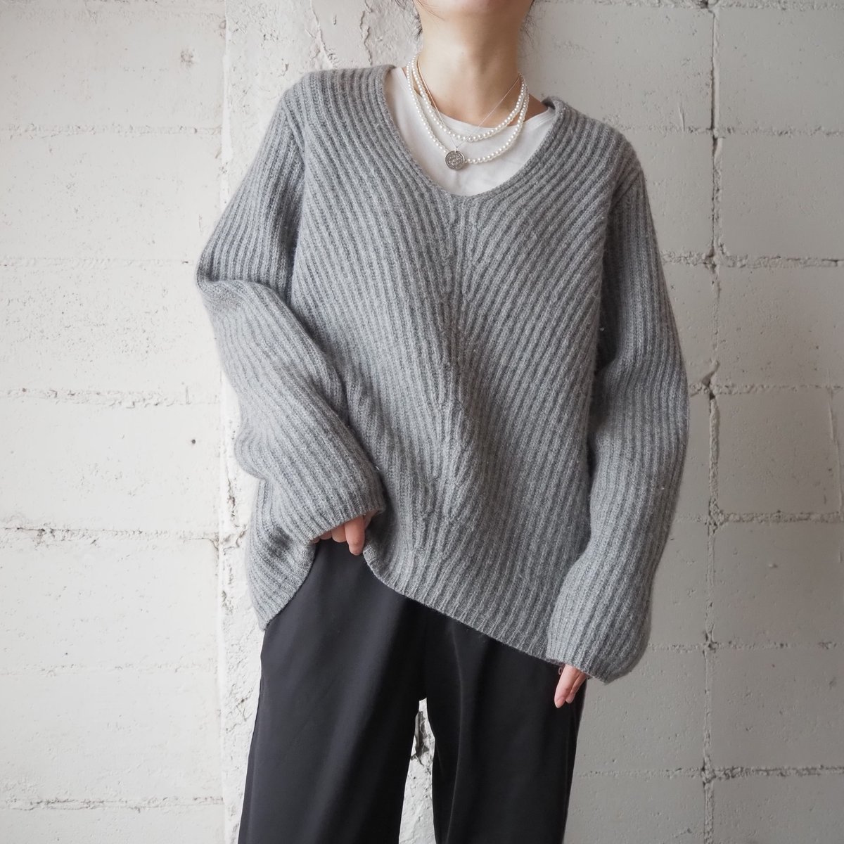 Acne Studios デボラリブニット The Acne Studios Deborah lambswool v–neck sweater is updated for