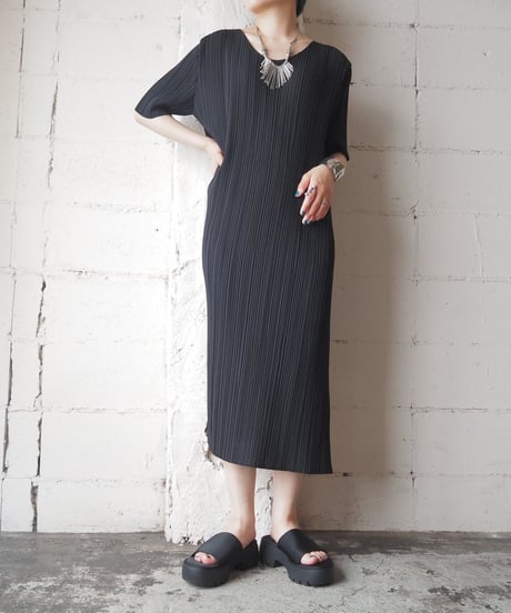 Short Sleeve Pleated Dress BK
