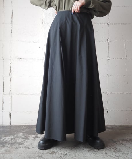 Volume Tuck Skirt BK