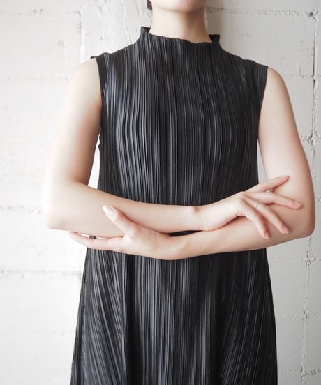 Sleeveless Pleated Flare Dress BK