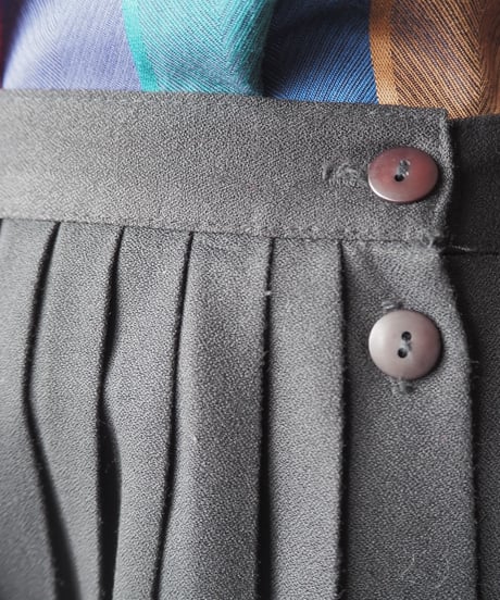 Side Button Pleated Skirt BK