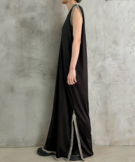 Embroidery Side Slit No Sleeve Dress BKGO