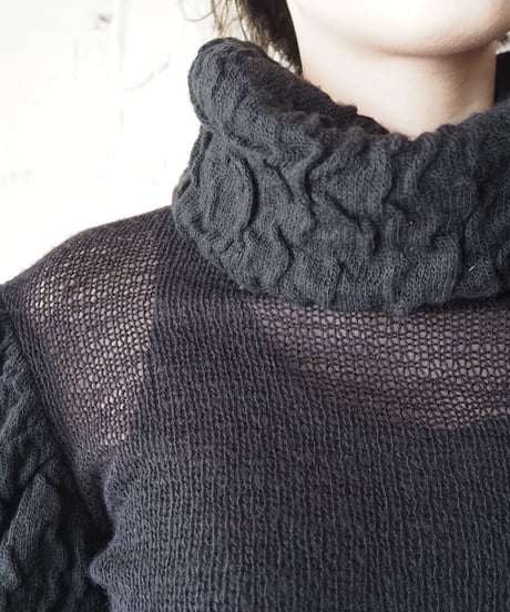 Volume Neck Design Knit BK