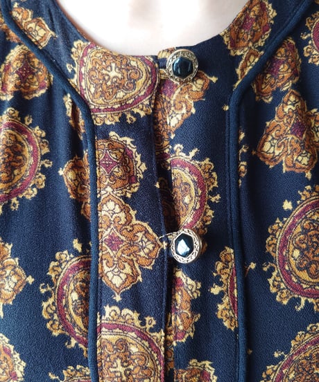 Emblem Pattern Collarless Blouse BKBR