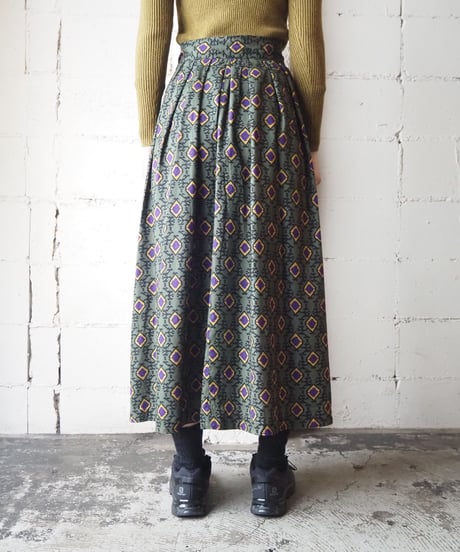 Small Pattern Tuck Skirt