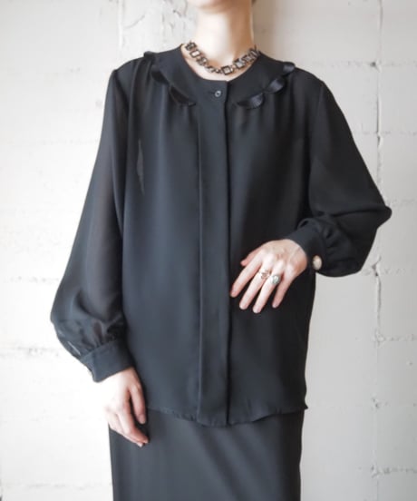 Collarless Scollop Design Sheer Blouse BK