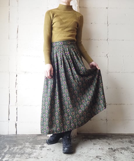 Small Pattern Tuck Skirt