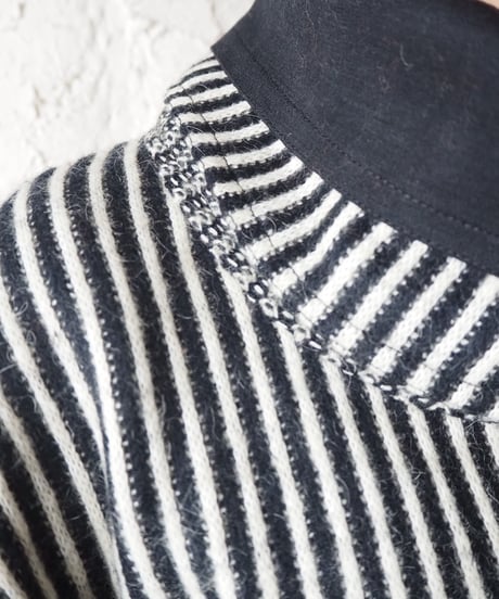 Asymmetry Stripe Turtle Knit BKWH