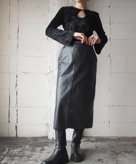 Velour Peekaboo Flare Sleeve Cutsewn BK