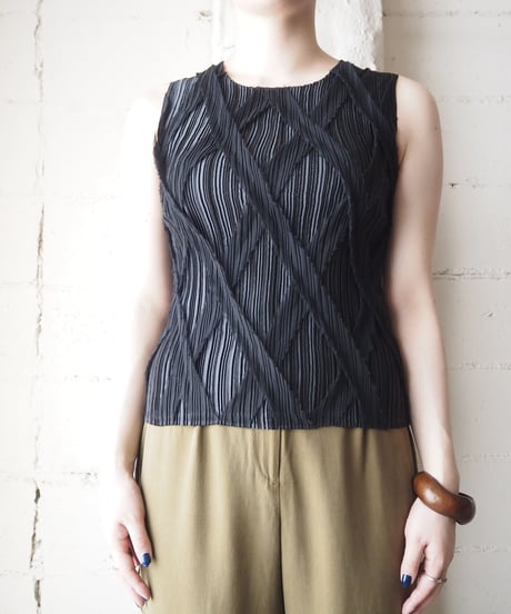 Pleated Sleeveless Blouse BK